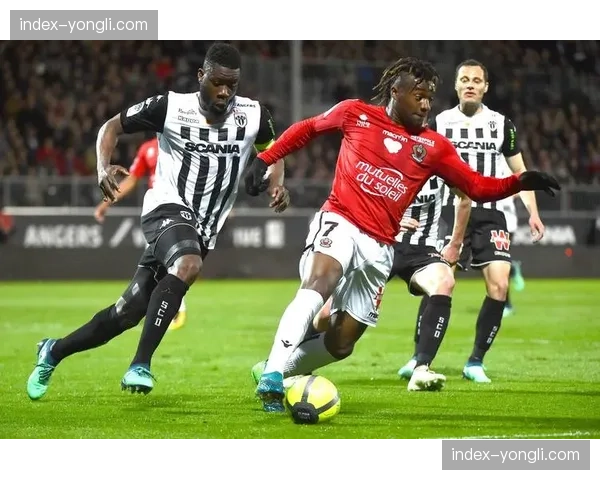 镜头聚焦：朗斯球员在定位球防守中对姆巴佩的严密盯防