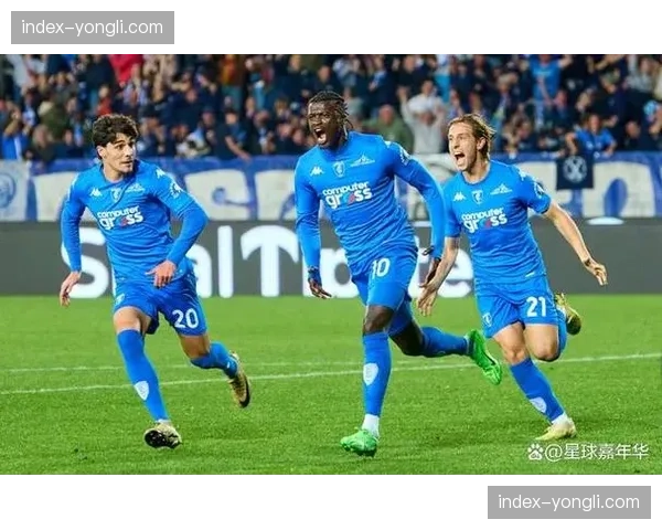 都灵vs恩波利，半场0-0，两队均采用4-3-2-1圣诞树阵型，场面陷入中场绞杀