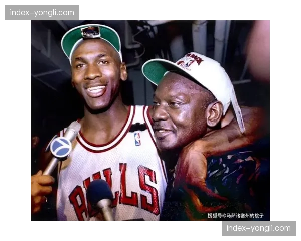 花絮：场边观战的乔丹与新一代球星班切罗寒暄交谈